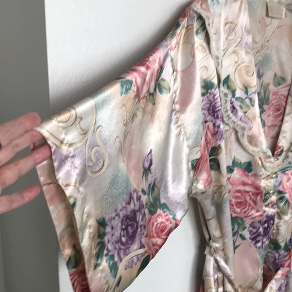 CALIFORNIA DYNASTY SILKY SOFT ROBE SIZE L FLORAL ROSES POCKET ON SIDE GREAT COND - Picture 5 of 8